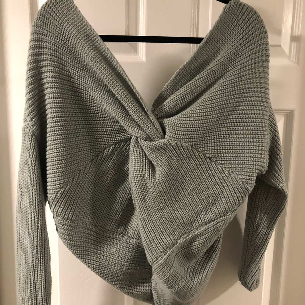 NWOT Very cute knot sweater
